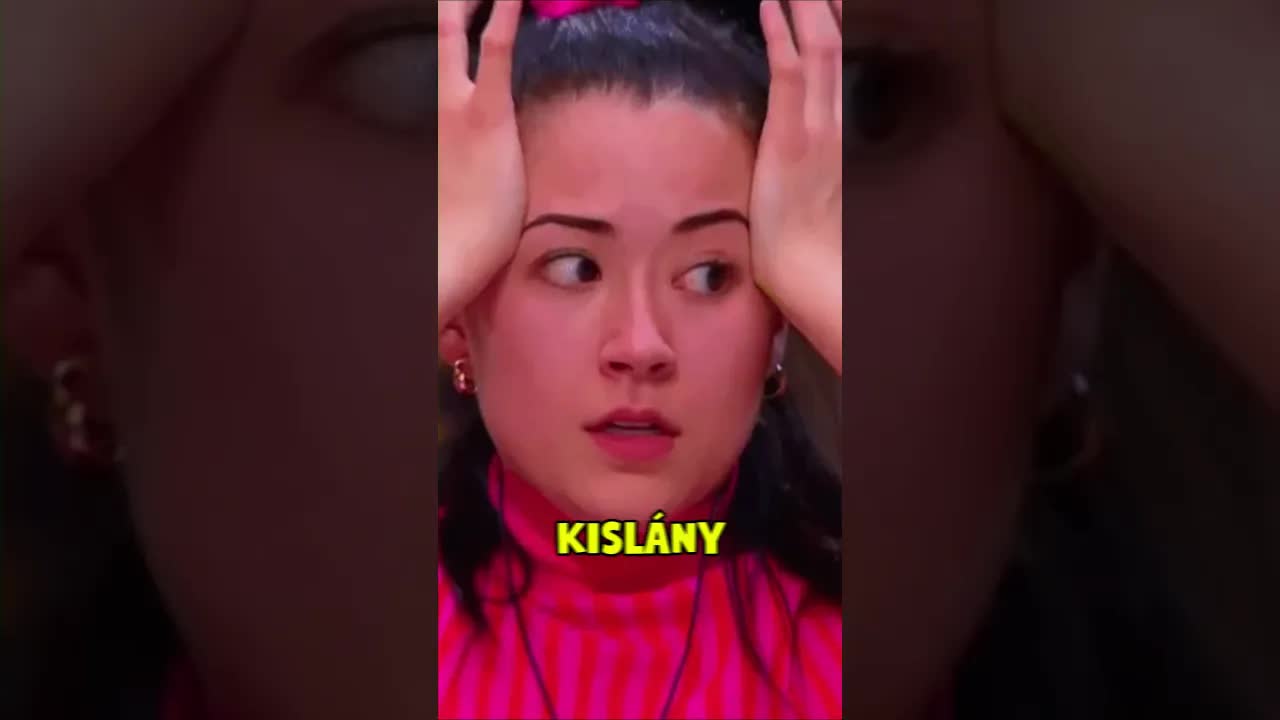 Kislány tanítja a cicát átmenni a szőnyegen
