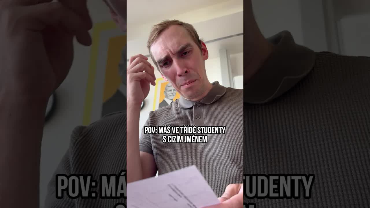 Učitel se snaží přečíst jména žáků