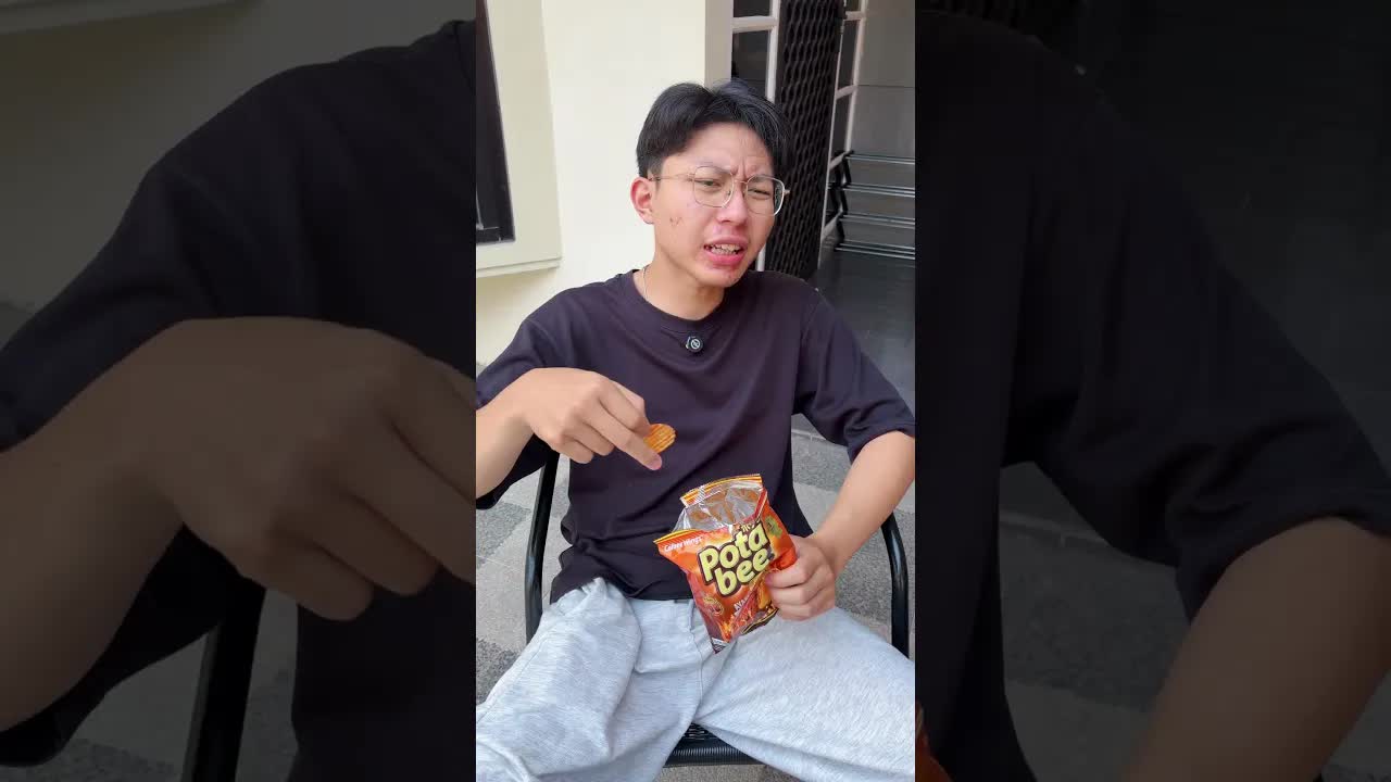 Ayah duduk kejauhan waktu makan snack bareng
