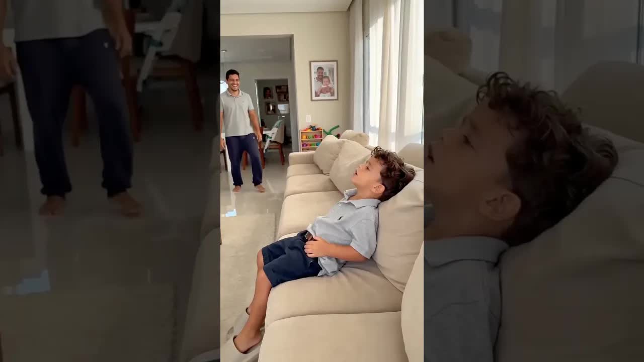 Filho imita o pai chegando do trabalho