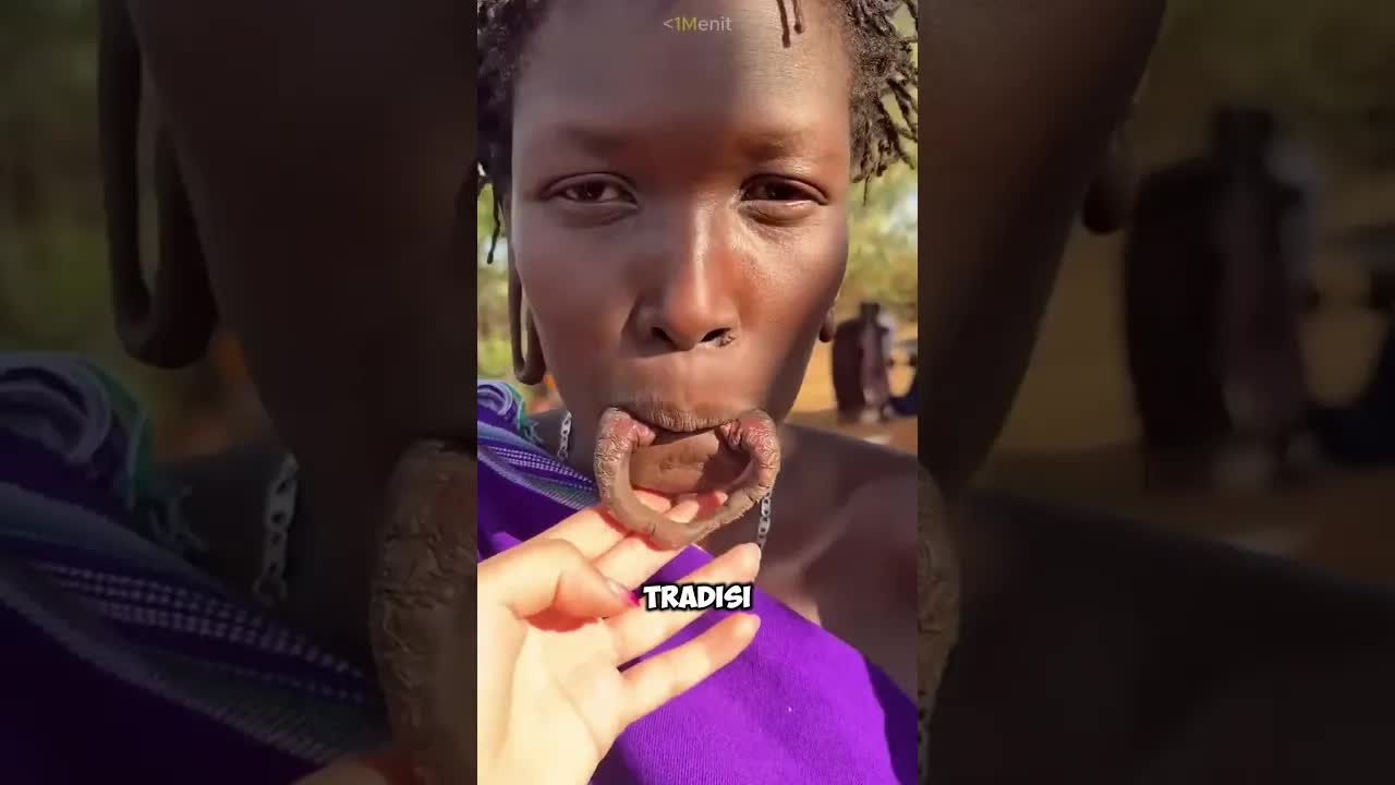 Tradisi Piring Bibir Suku Mursi