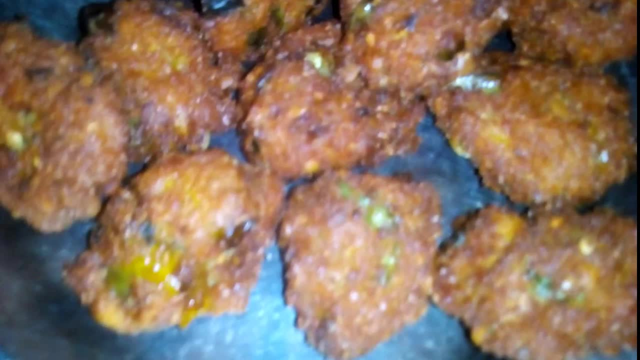 চট্টগ্রামের স্ট্রিট ফুড: পেঁয়াজু ভুনা ও কেশারি ডাল রেসিপি