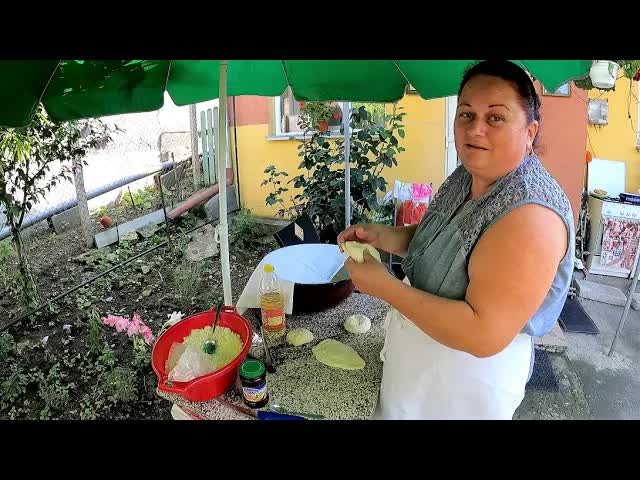 Cum face Ciobanița plăcinte de casă la foc de lemne