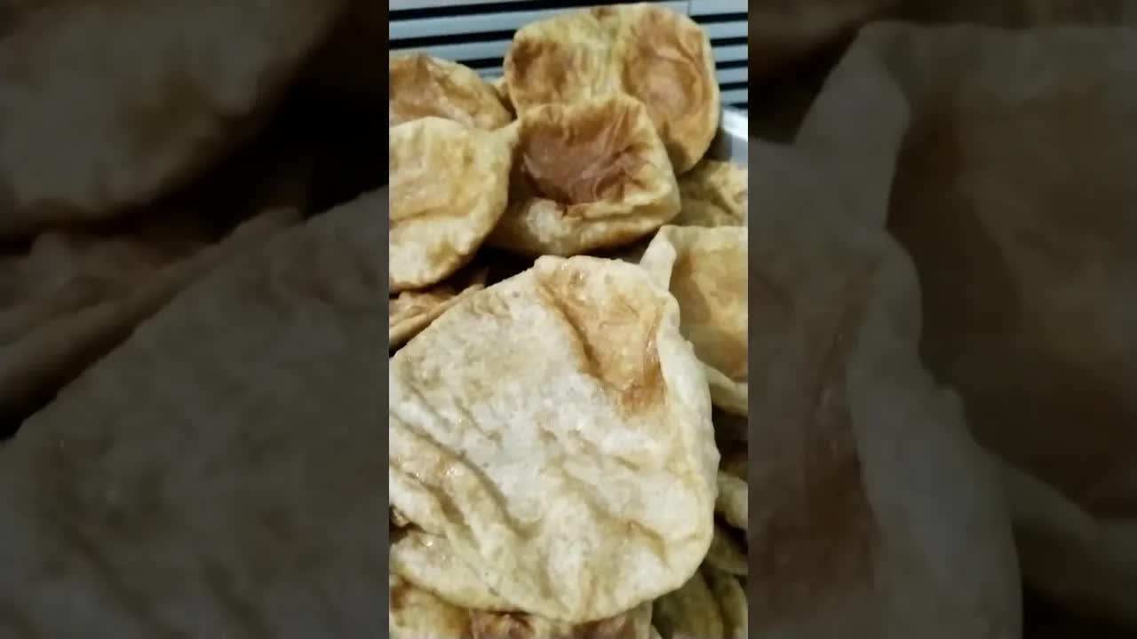 घरगुती कार्यक्रमासाठी श्रीखंड आणि पुरी बनवताना