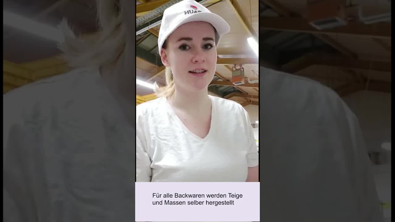 Mädchen interviewen eine Bäckerei-Auszubildende