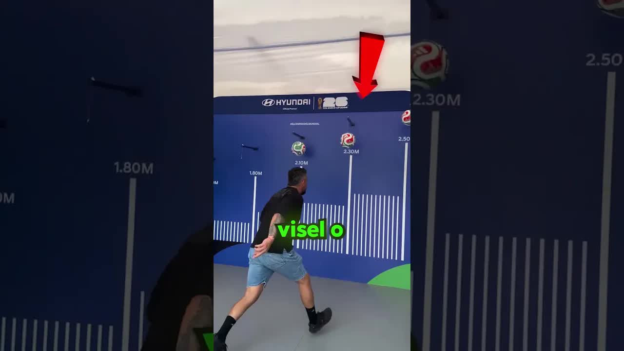 Muž se snaží trefit nejvyšší míč hlavou