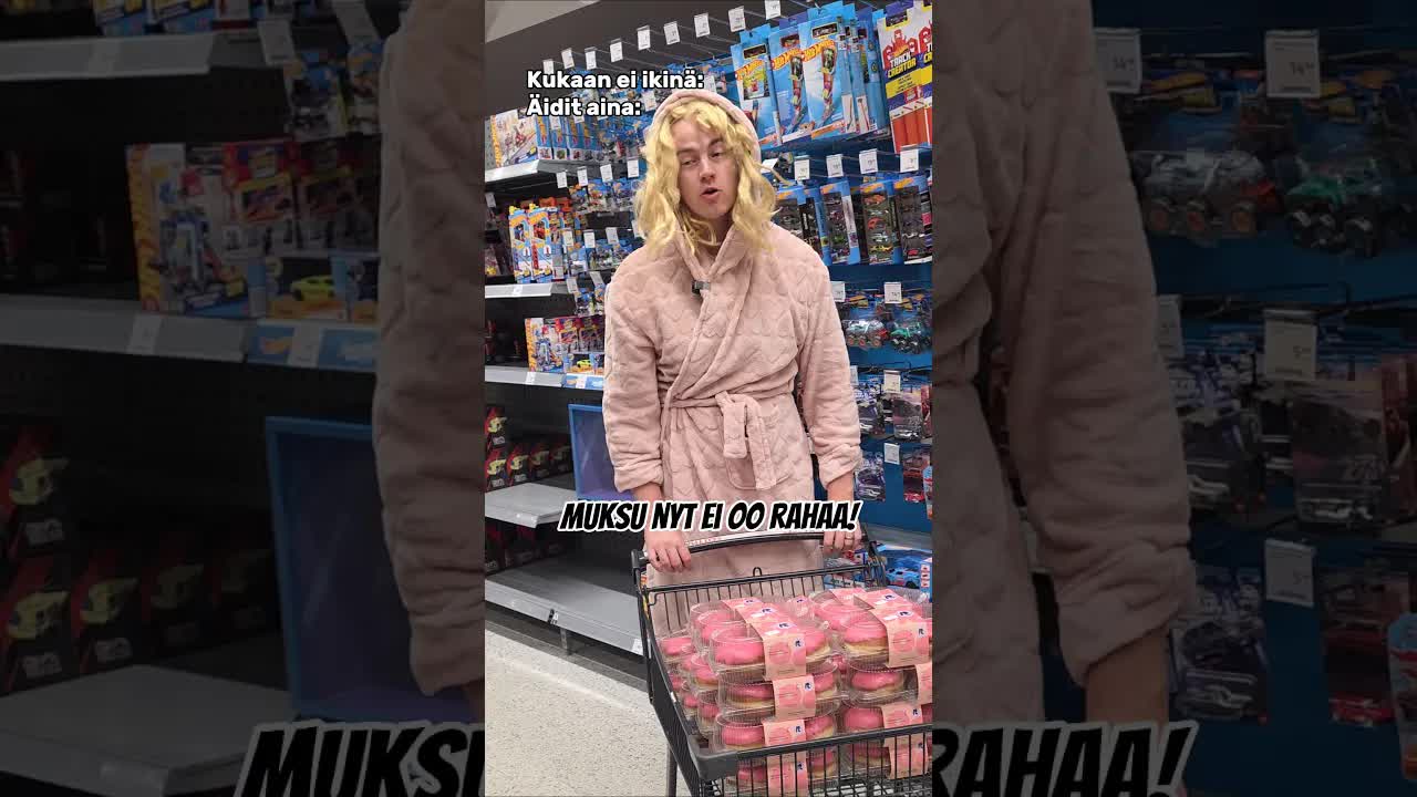 Äidin ja lapsen arkinen hetki ruokailun alla