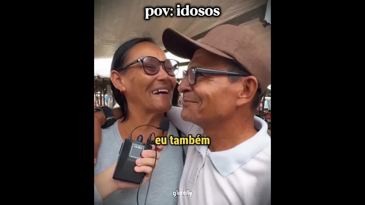 Idosos reagindo com humor e sinceridade