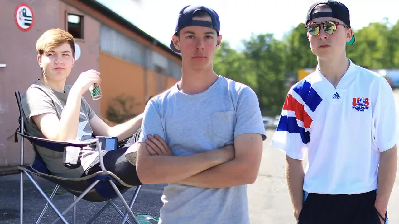 Chilliges Wochenende mit YouTube-Freunden und Bottleflip-Challenge