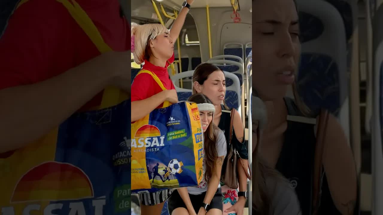 Sofia no ônibus com a mãe