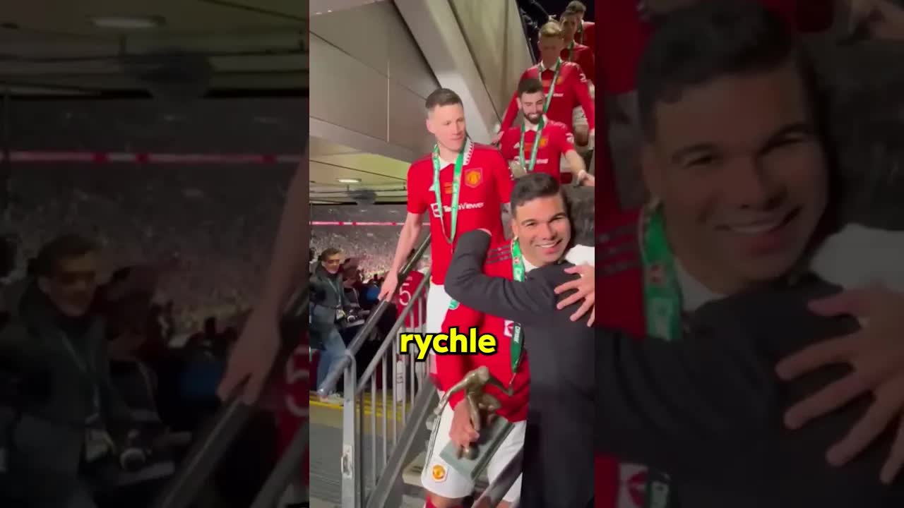 Casemiro objímá fanouška u stadionu