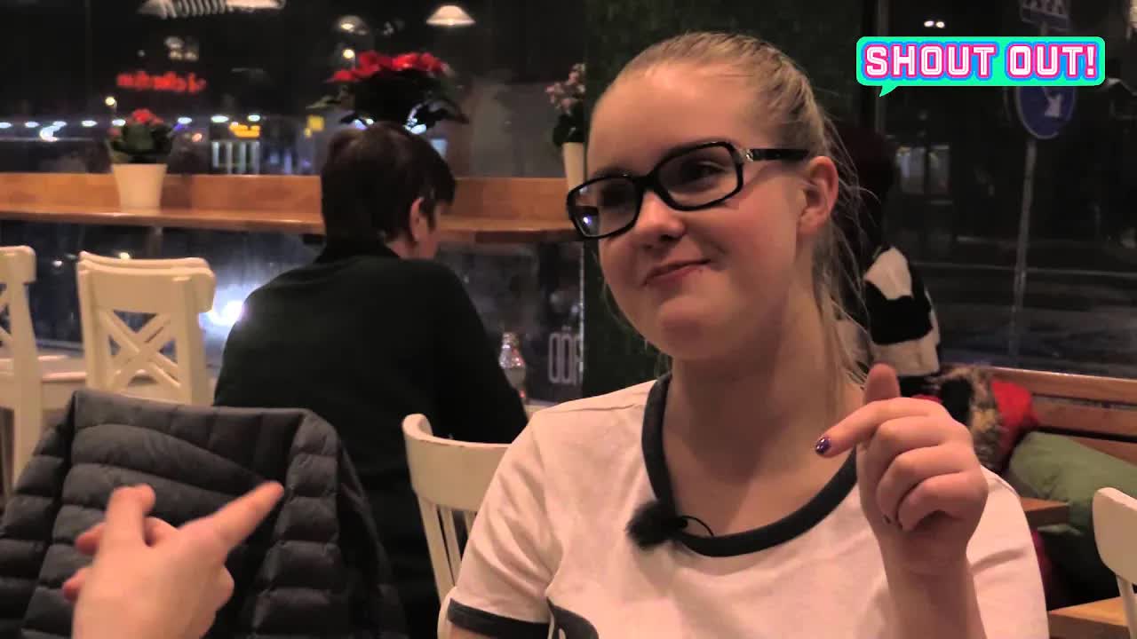 Bea och Jessica fikar och pratar om allt möjligt