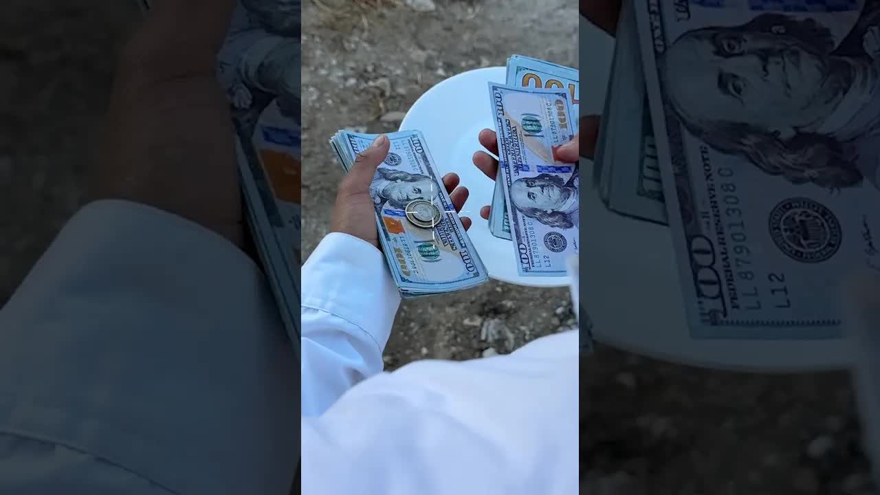 Le pide una monedita y saca un fajo de billetes
