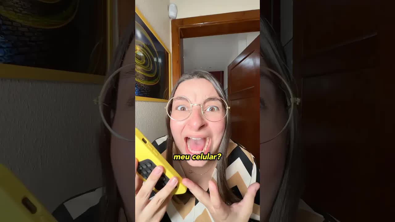 Minha mãe tentando usar o celular e o Instagram