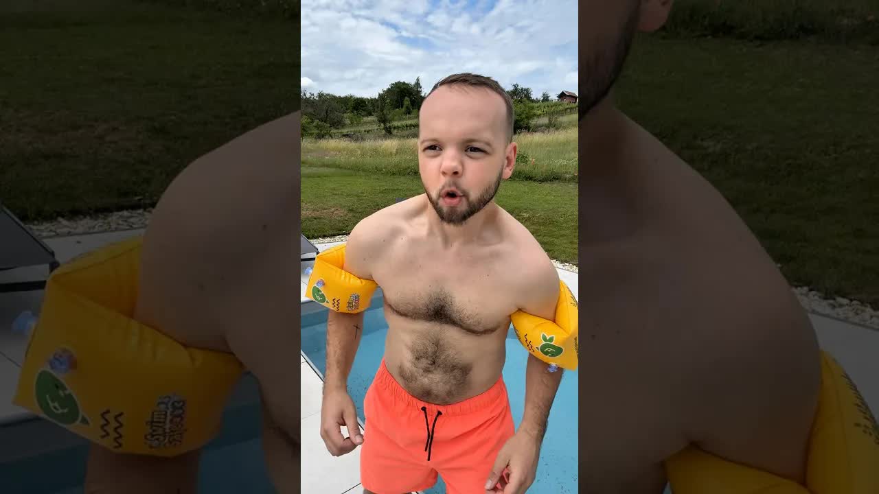 Láďa a Péťa si užívají bazén