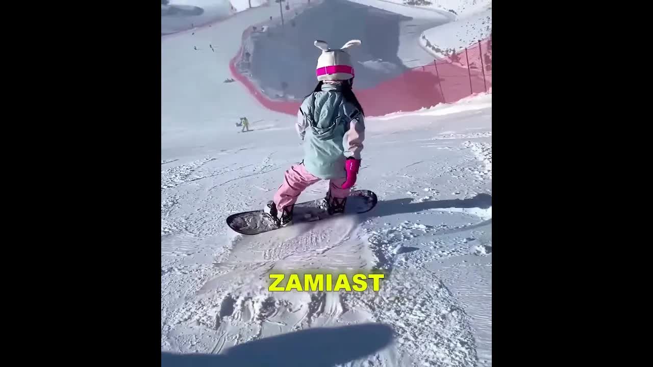 Dziewczyna zjeżdża po lodzie na desce