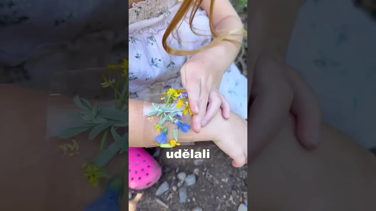 Babička vytvořila nádherný květinový náramek