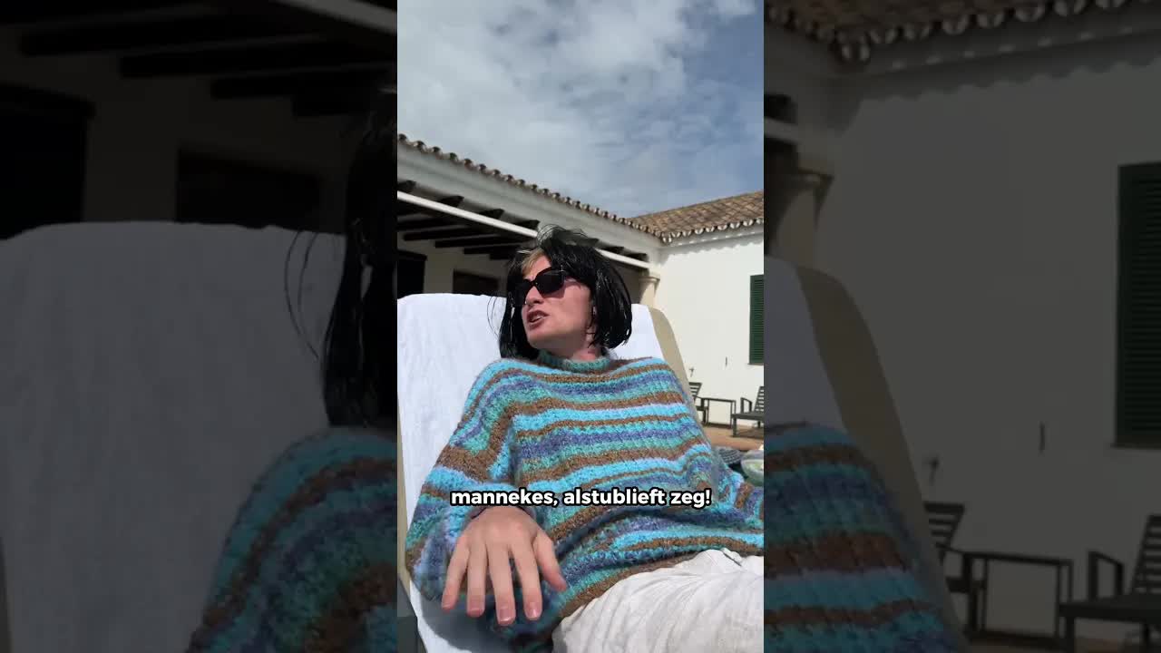 Moeder probeert te lezen op vakantie