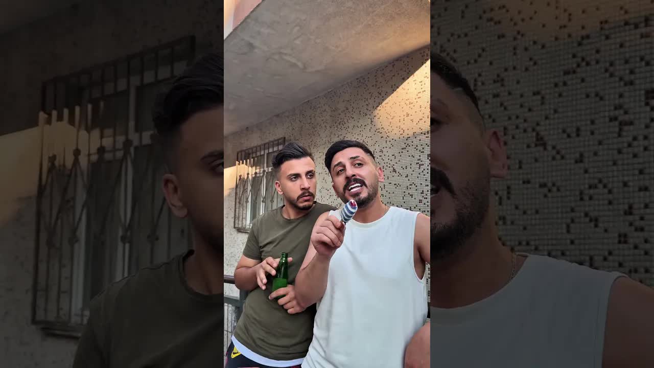 والد يناقش عمل ابنته مع صديق
