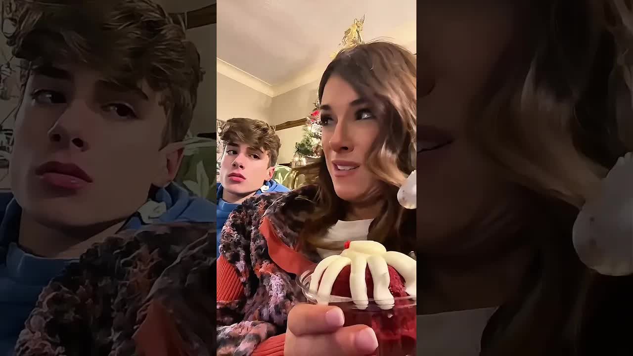 Una mamá enseña a su hijo a compartir