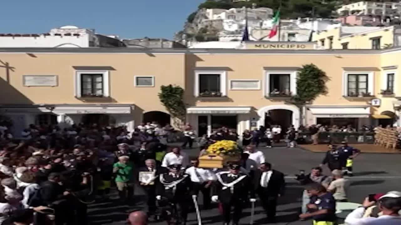 Addio a Peppino di Capri: il funerale sull'isola