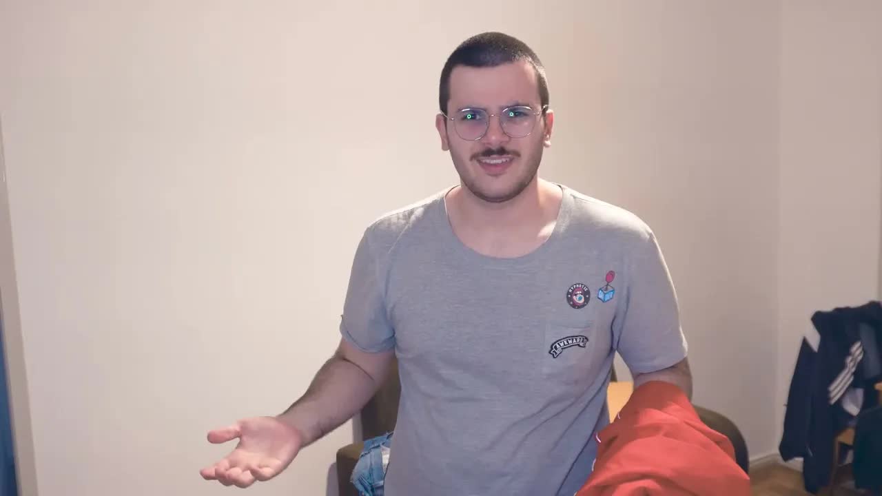Marko purigas sian apartamentojn antaŭ vizitanto