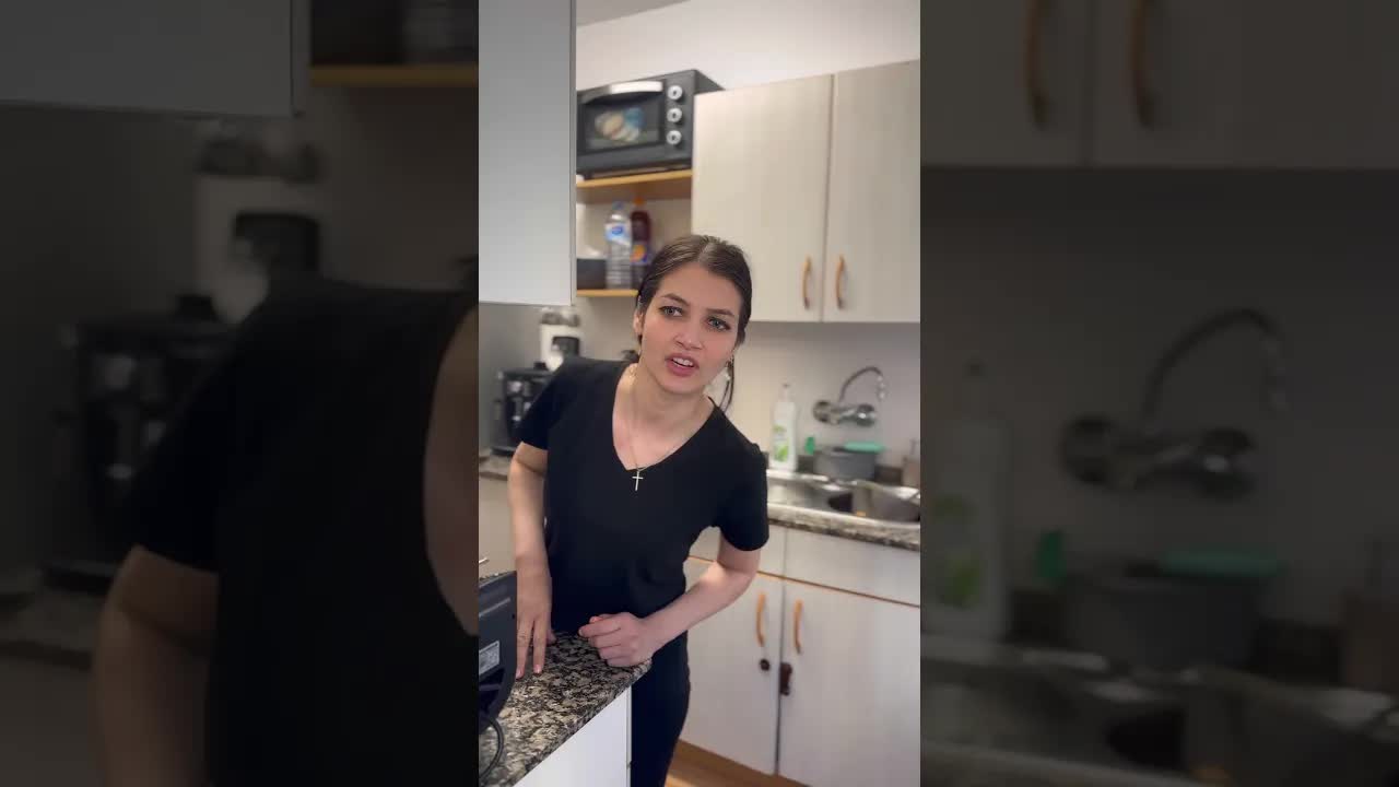Verificând dacă s-au uscat rufele