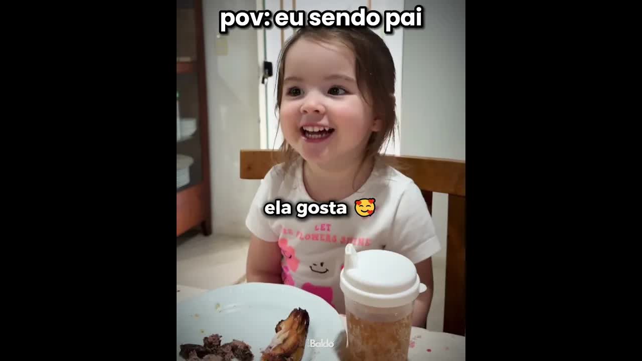 O pai ensinando o filho a dirigir