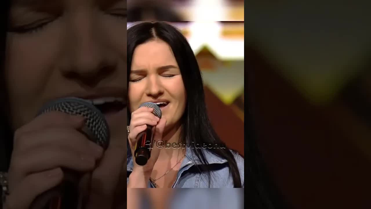 Mesélek neked - Emily dal előadása