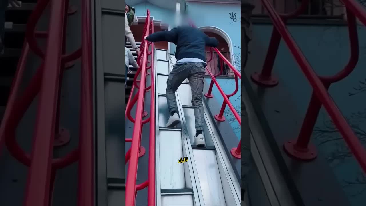 طريقة عمل السلم الغريب في المركز التجاري
