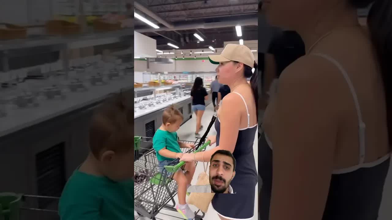 أم تترك طفلها في السوبرماركت وتكتب رقمها على يده