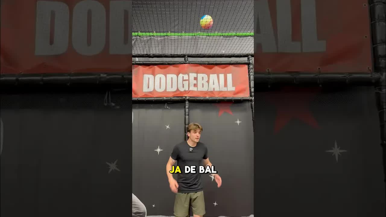 Ik moet de bal halen in het trampolinepark