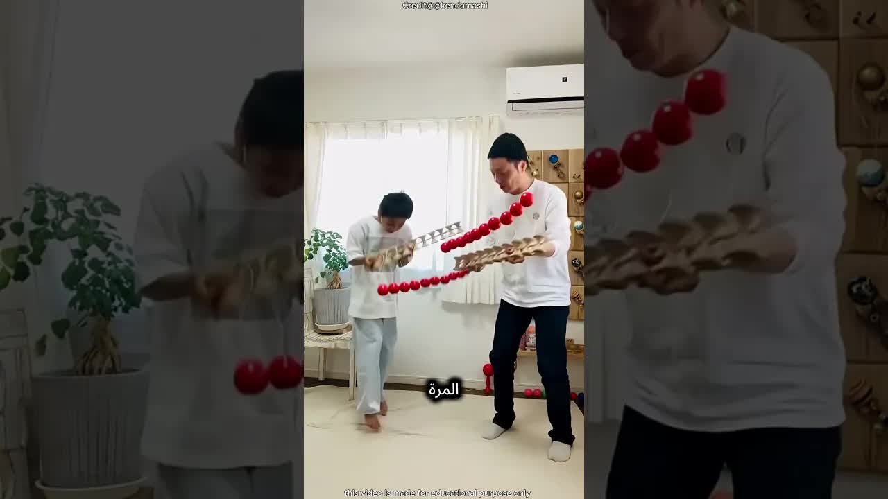 أب يعلم ابنه موازنة الكرات