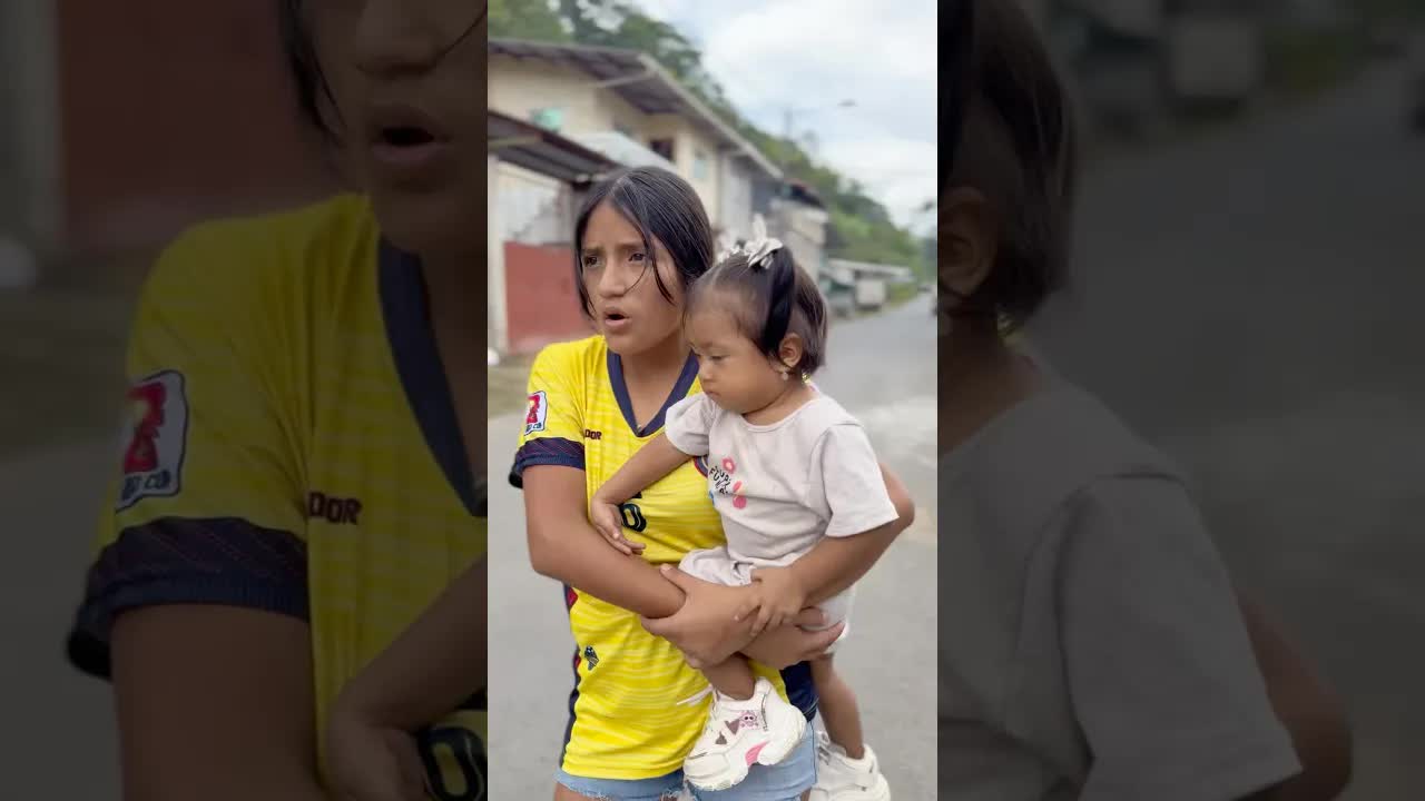 La tía le compra un carrito a Zoe