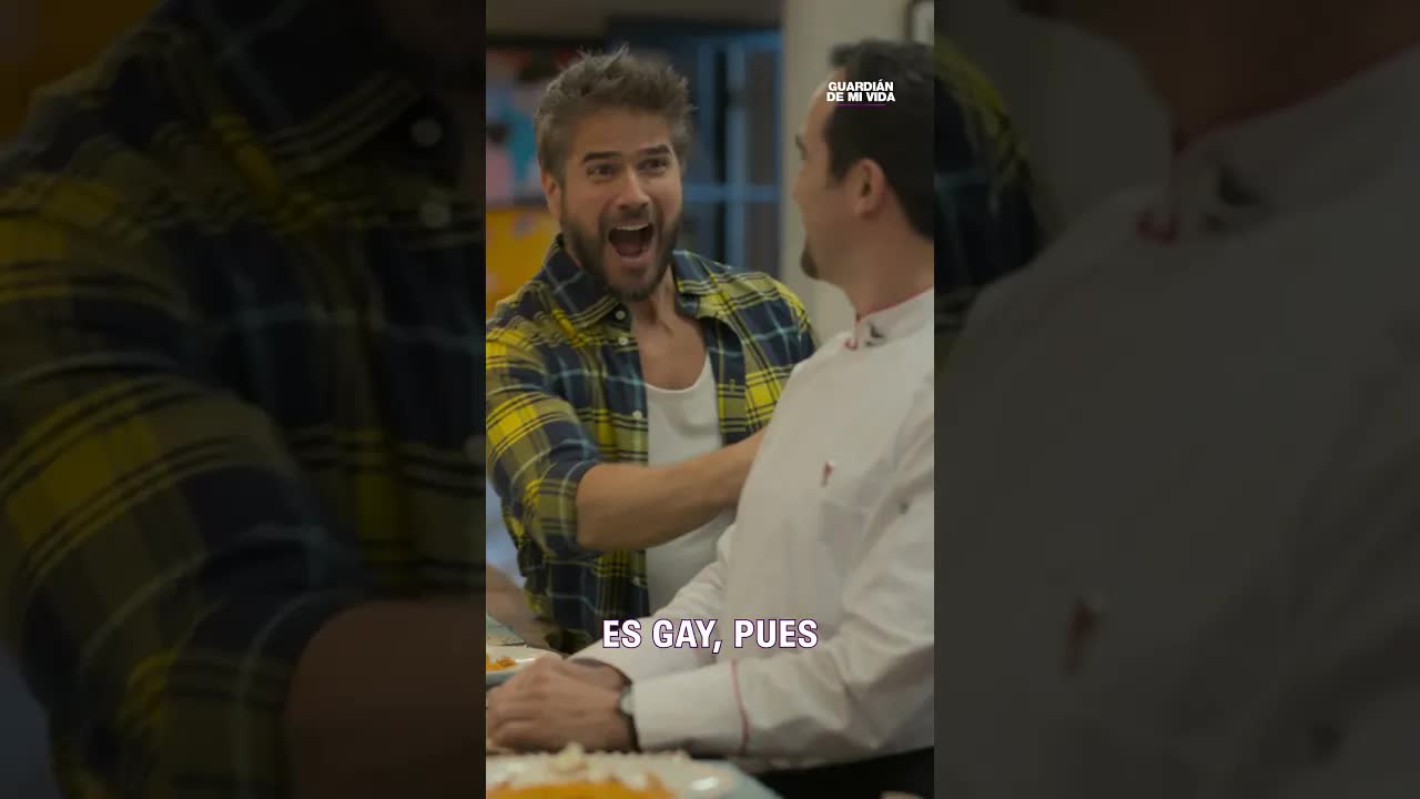 Rulo se hace pasar por gay para acercarse a Cariño