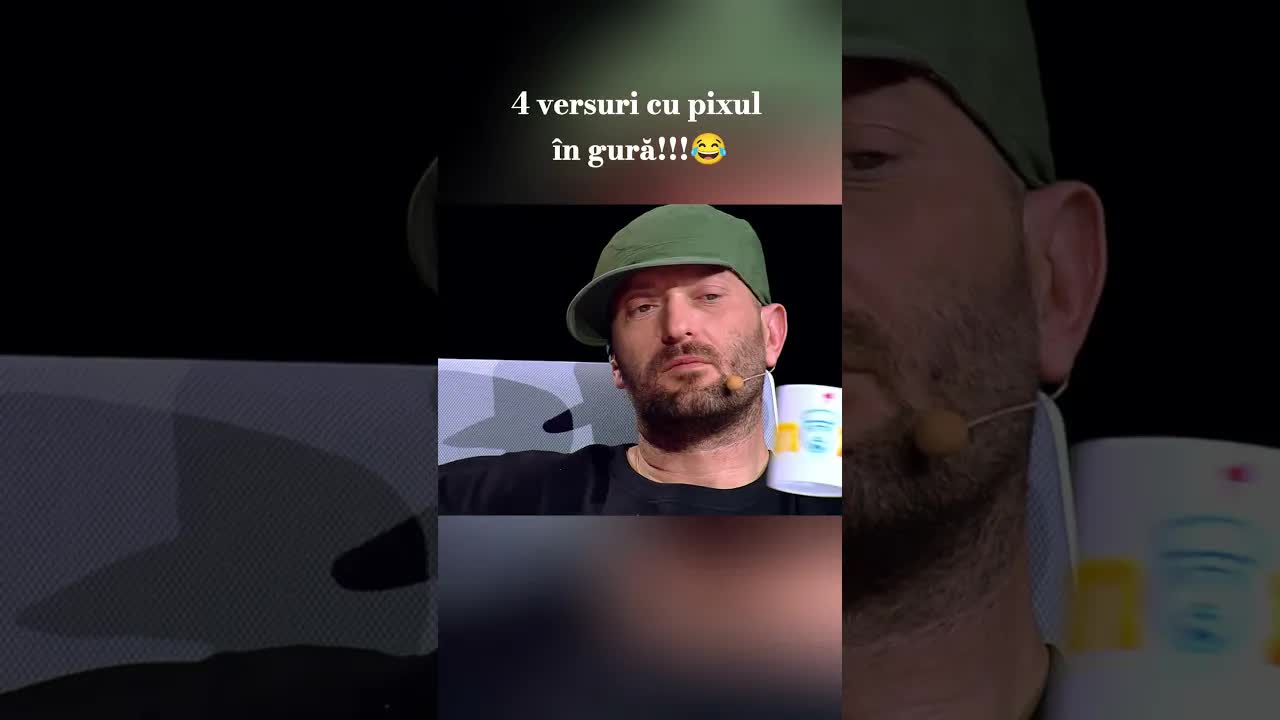 Comedianul cântă cu ciorapul în gură