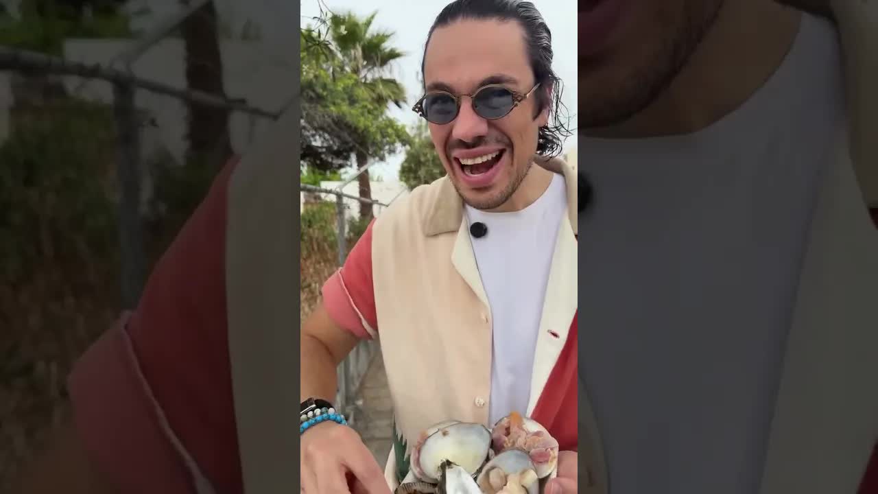 Comiendo mariscos en una carreta de Ensenada