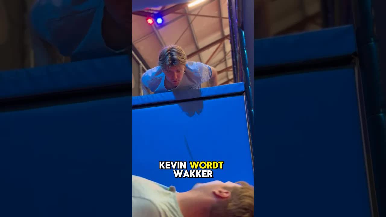 Hij slaapt in een trampolinepark