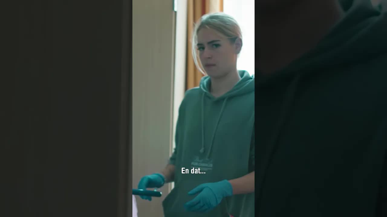 Een 60-jarige man leert loslaten bij jonge dames