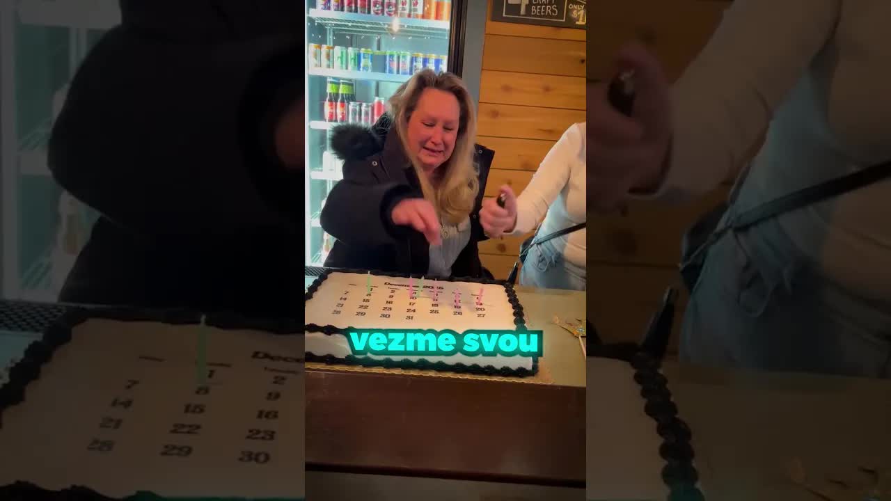Velká rodina slaví narozeniny s jedním dortem