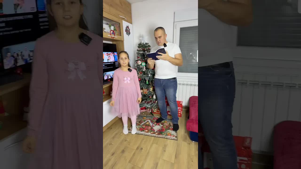 Tata provjerava svjedodžbu i ocjene u školi