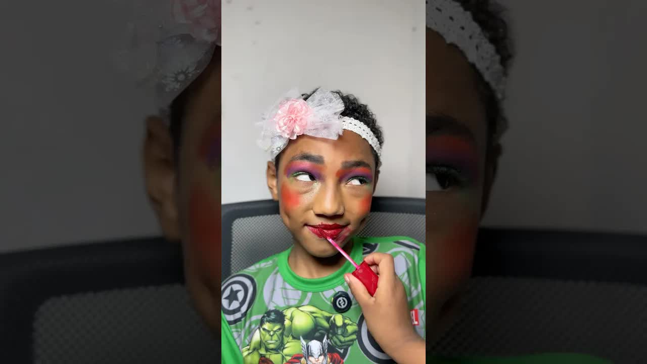 Hermano sorprende a su hermana maquillándose