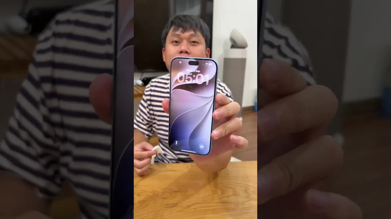 Chồng dán màn hình iPhone cho vợ tại shop