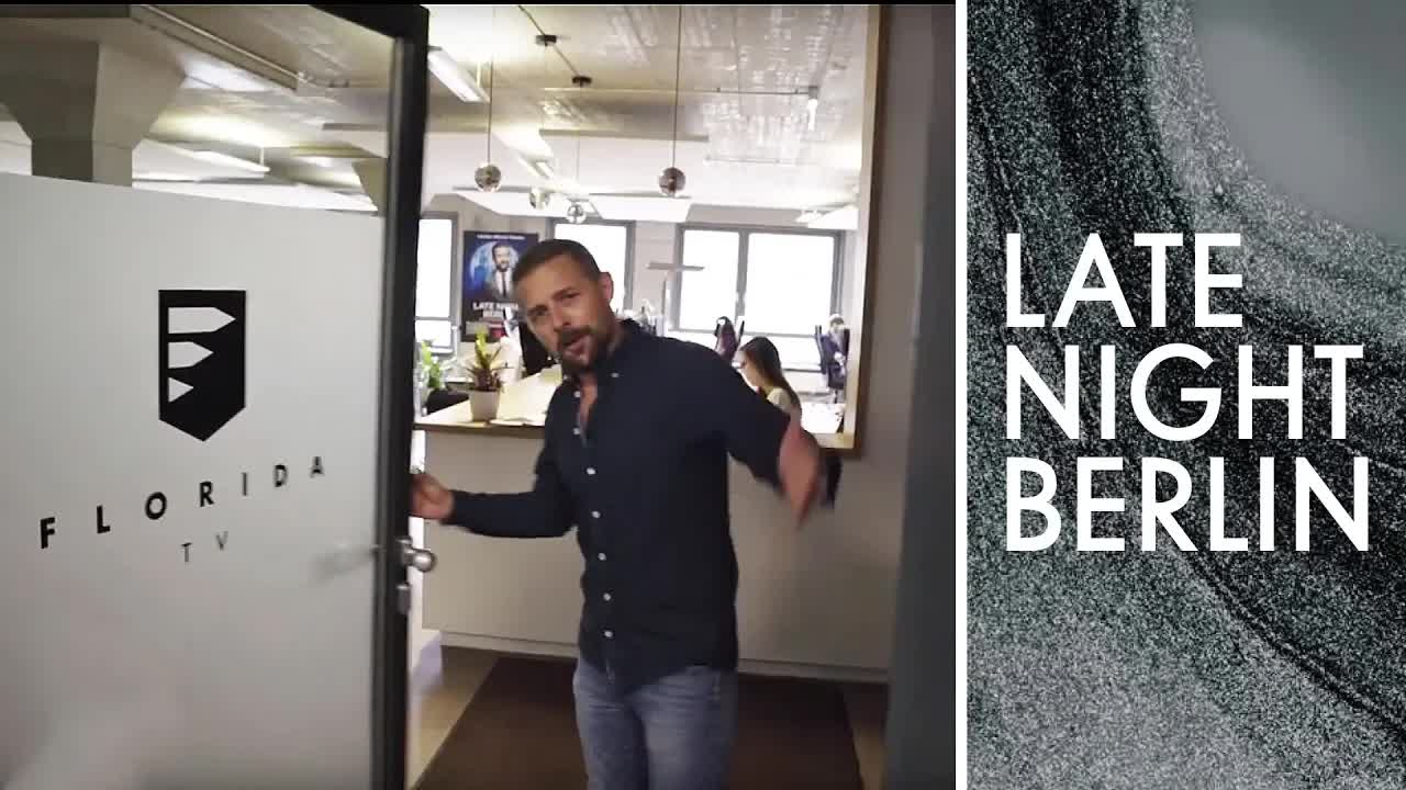 Klaas zeigt das Florida TV Büro