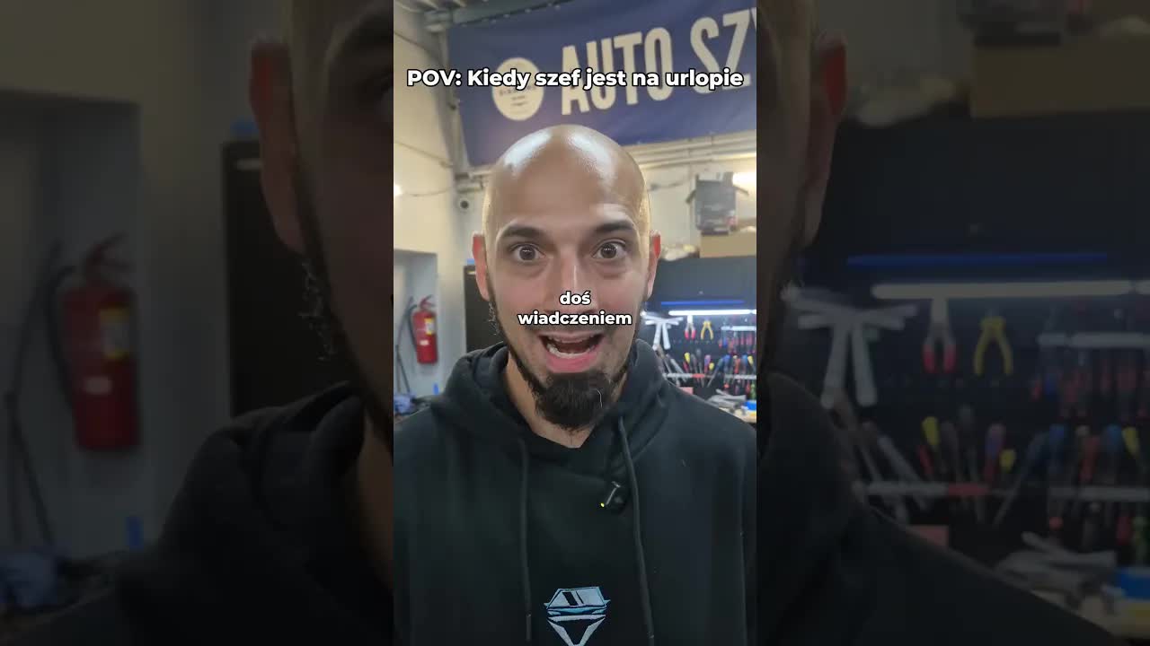 Pracownicy naprawiają szyby bez szefa