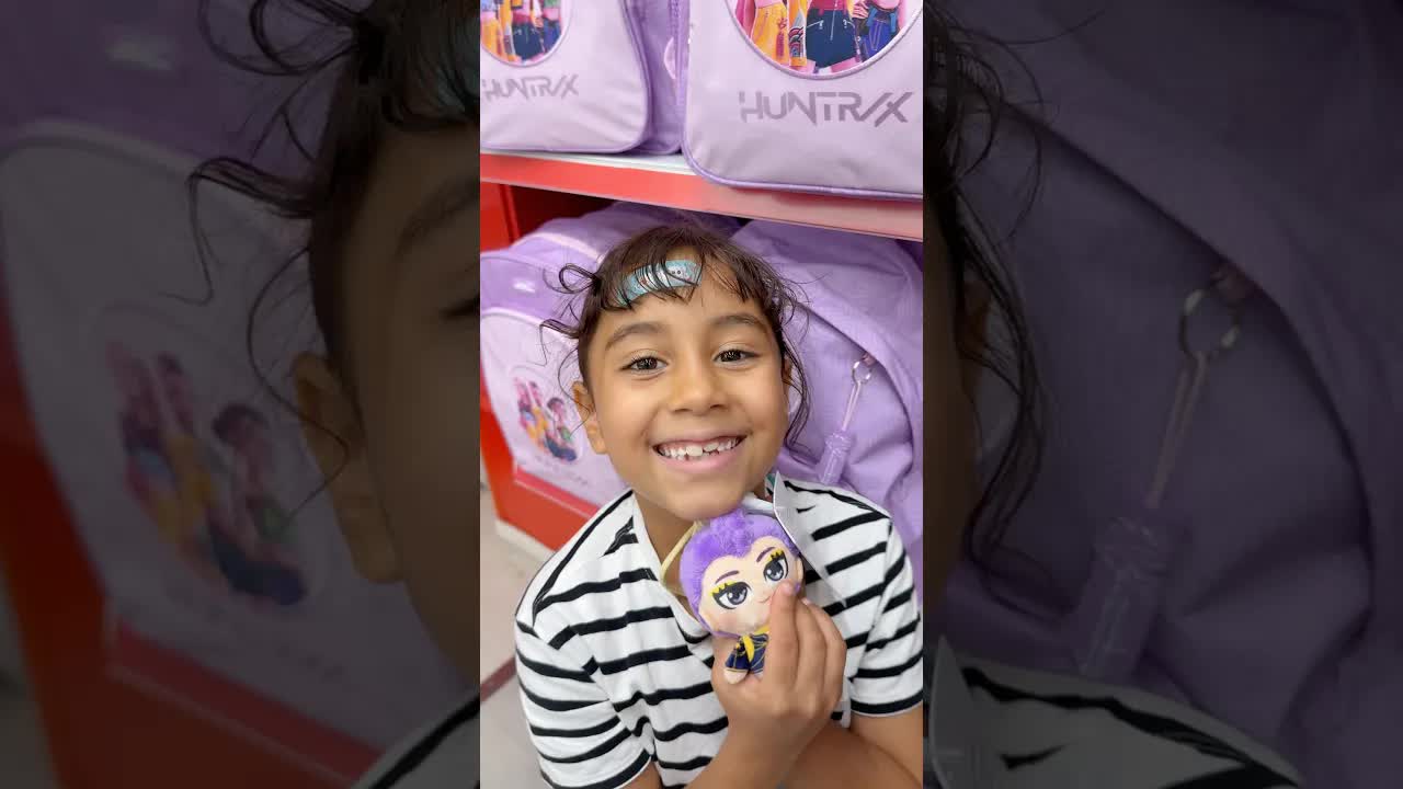 Mia Escolhe Seu Material Escolar de K-Pop