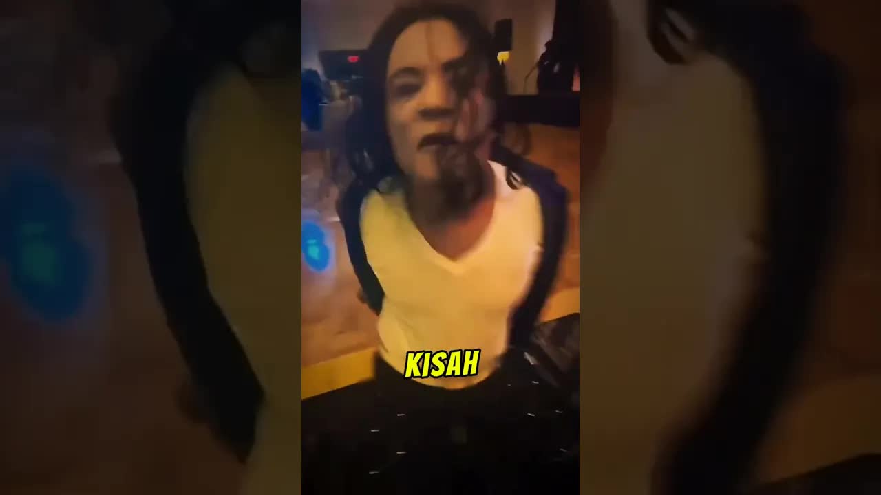 Mak Cik Sembunyi Dalam Almari Setahun