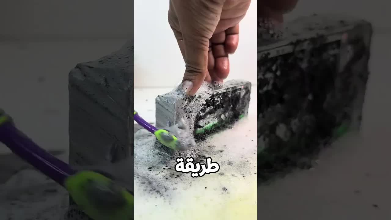 بنت تغسل موبايل بالماء والصابون