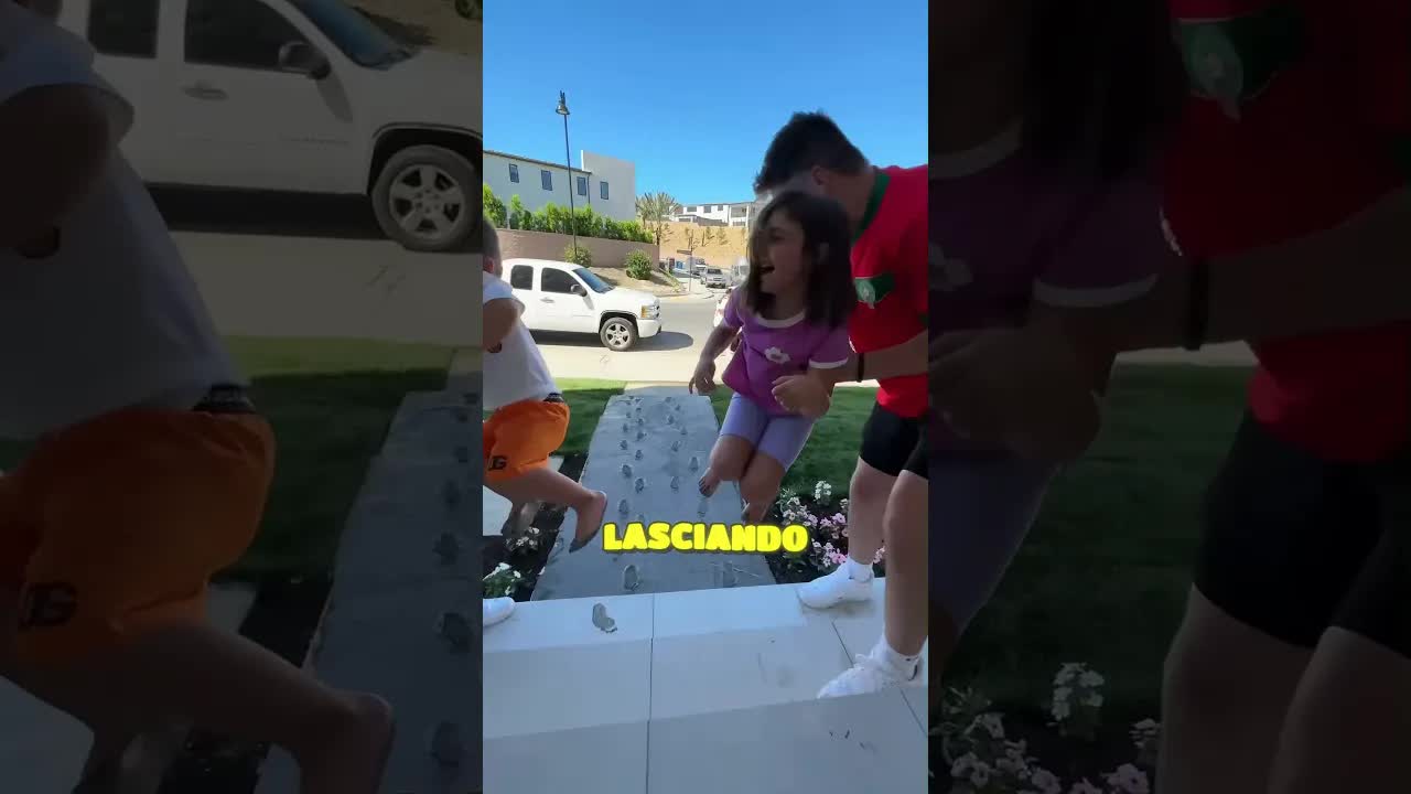 Le impronte dei bambini nel cemento della prima casa