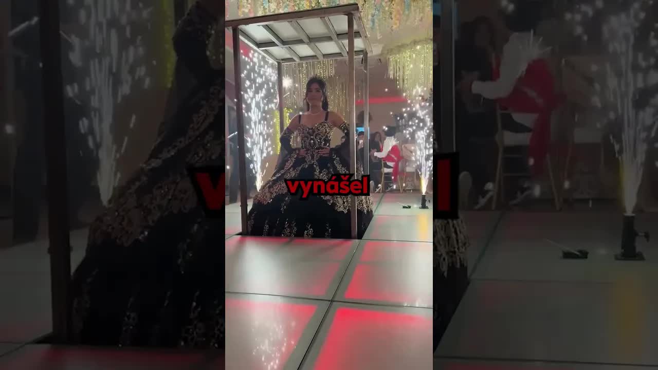 Dívka odhalila tajné překvapení na pódium